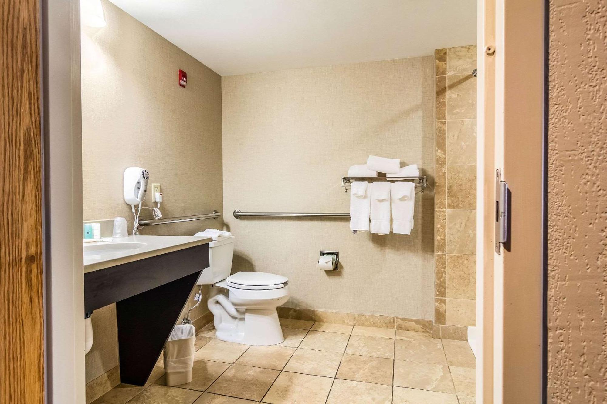 Clarion Inn Cranberry Township Bagian luar foto