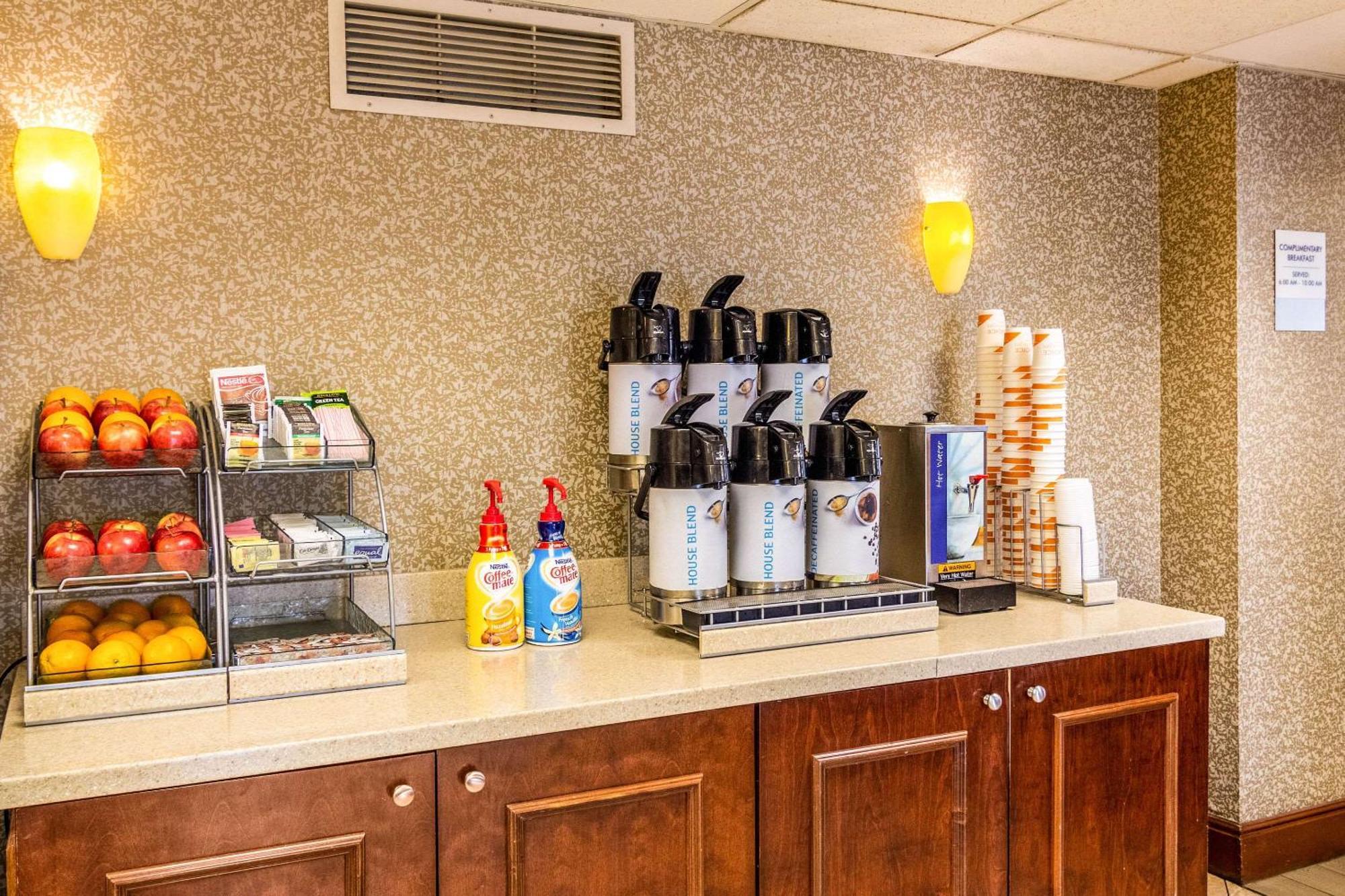Clarion Inn Cranberry Township Bagian luar foto