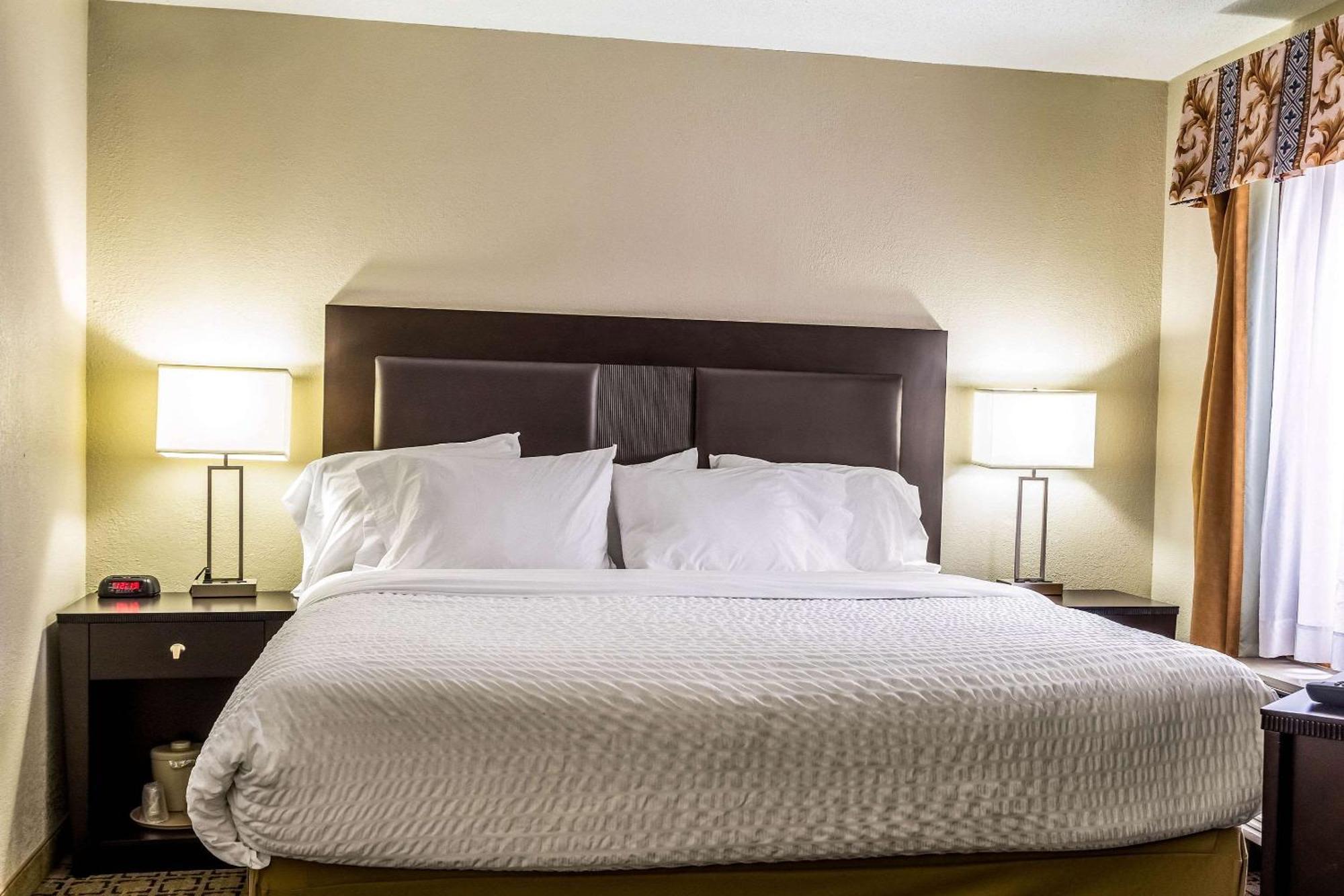 Clarion Inn Cranberry Township Bagian luar foto