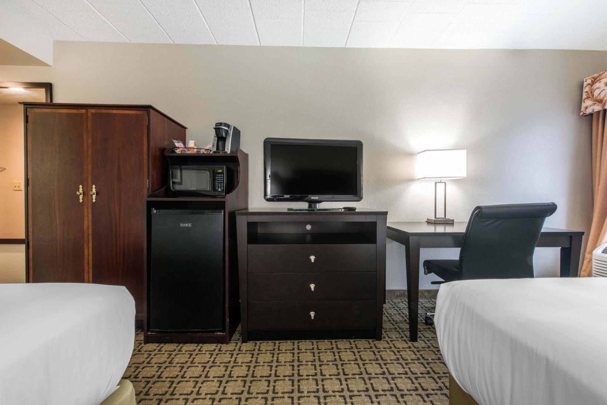 Clarion Inn Cranberry Township Bagian luar foto