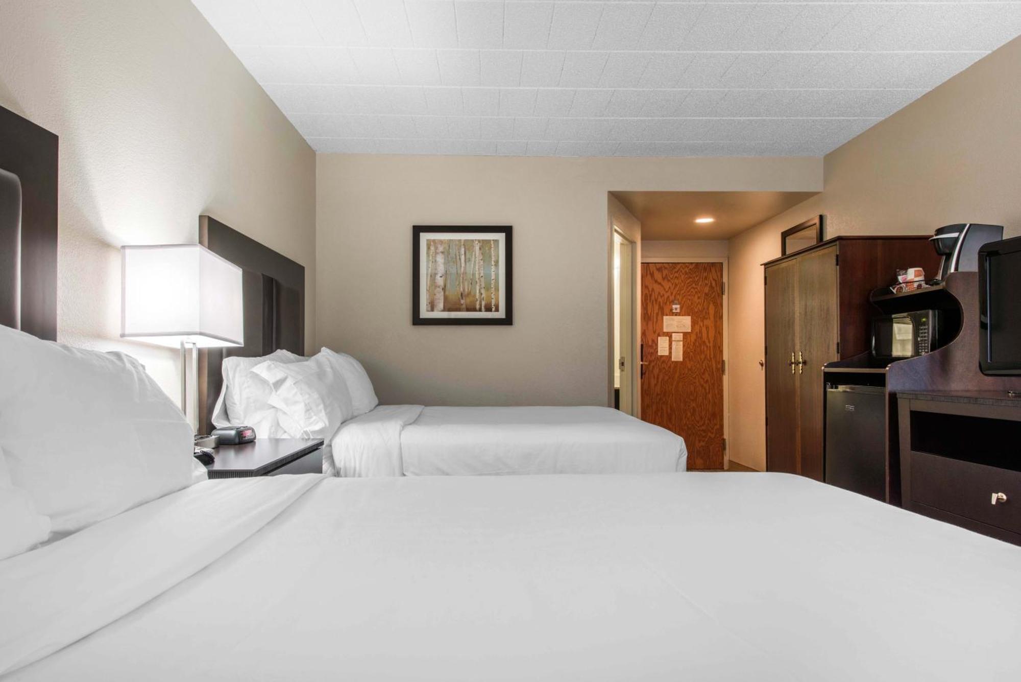 Clarion Inn Cranberry Township Bagian luar foto